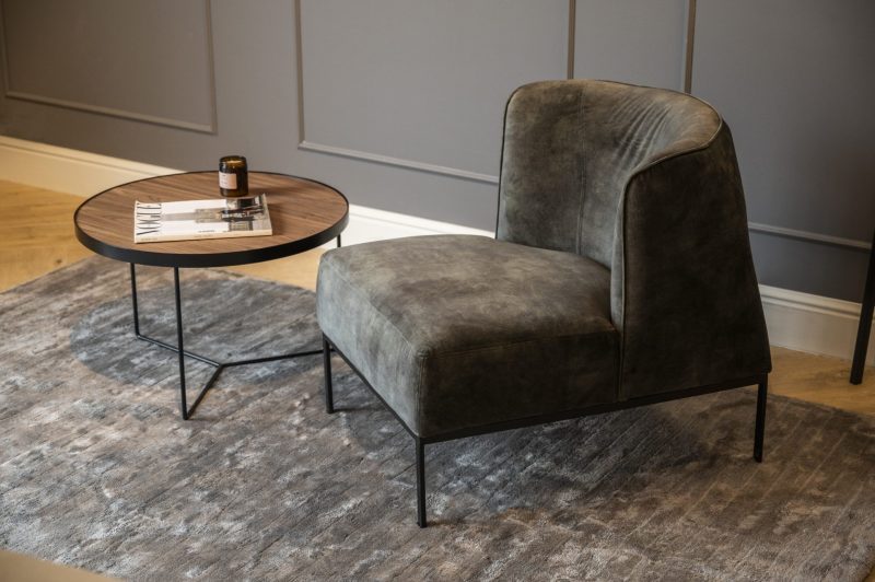 brooks_1_chair_350-70_legs-metal-black_M05